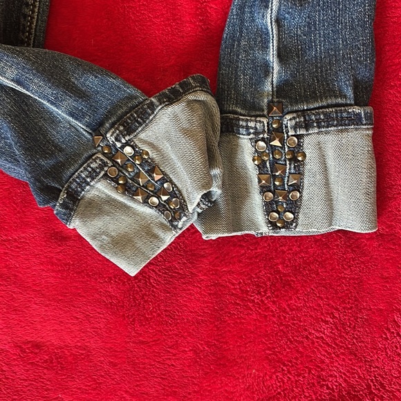 Southern thread jeans, super cute distressing and studs. Size 26 - Picture 2 of 7